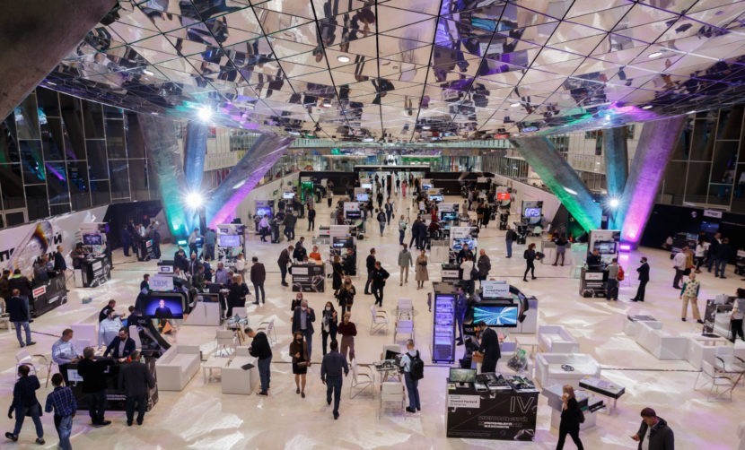 На людей посмотреть, себя показать